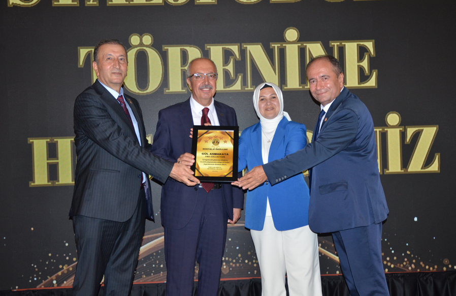Nostalji Ödülleri’nde Gül Asmakaya’ya Ödül Takdimi