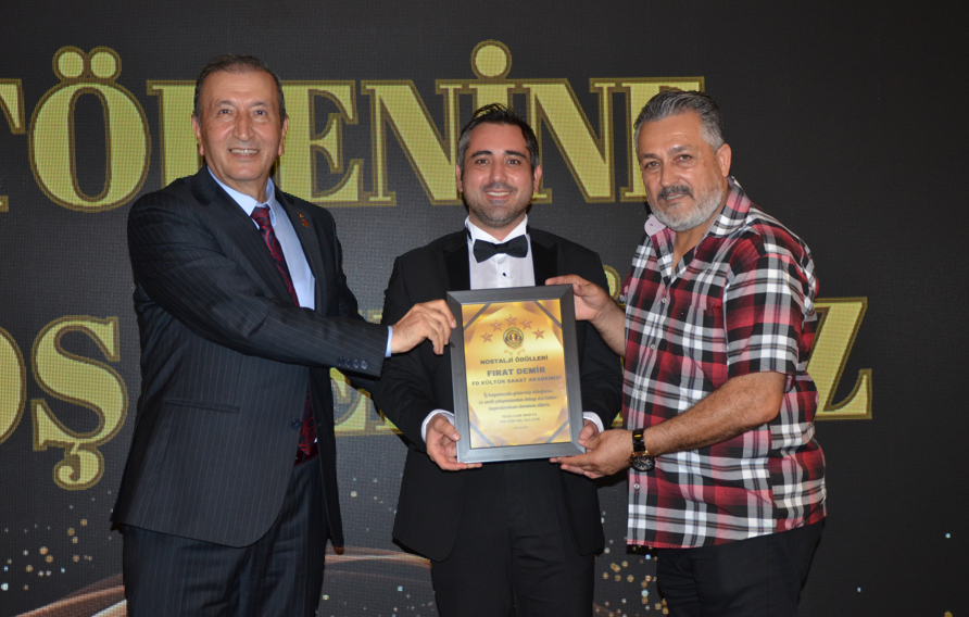 Nostalji Ödülleri’nde Fırat Demir’e Ödül Takdimi