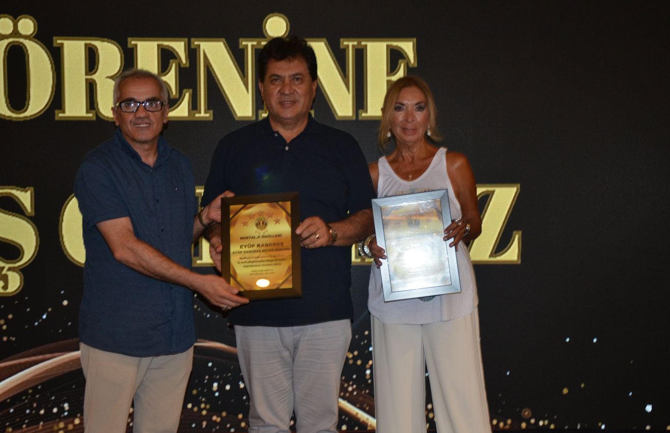 Nostalji Ödülleri’nde Eyüp Kababaş’a Ödül ve Müzik Grubu Konseri