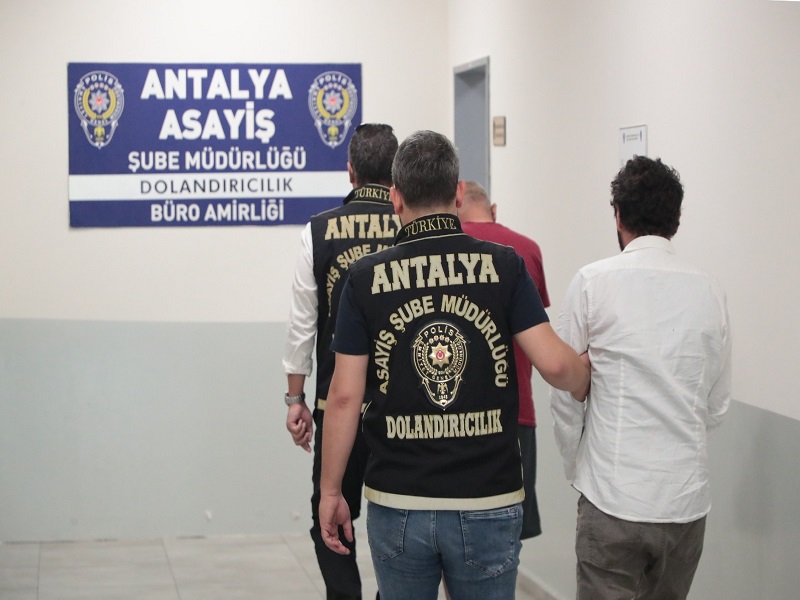 Kuyumcuya Sahte Altın Satarak Dolandırıcılık Yapan Şahıslar Yakalandı