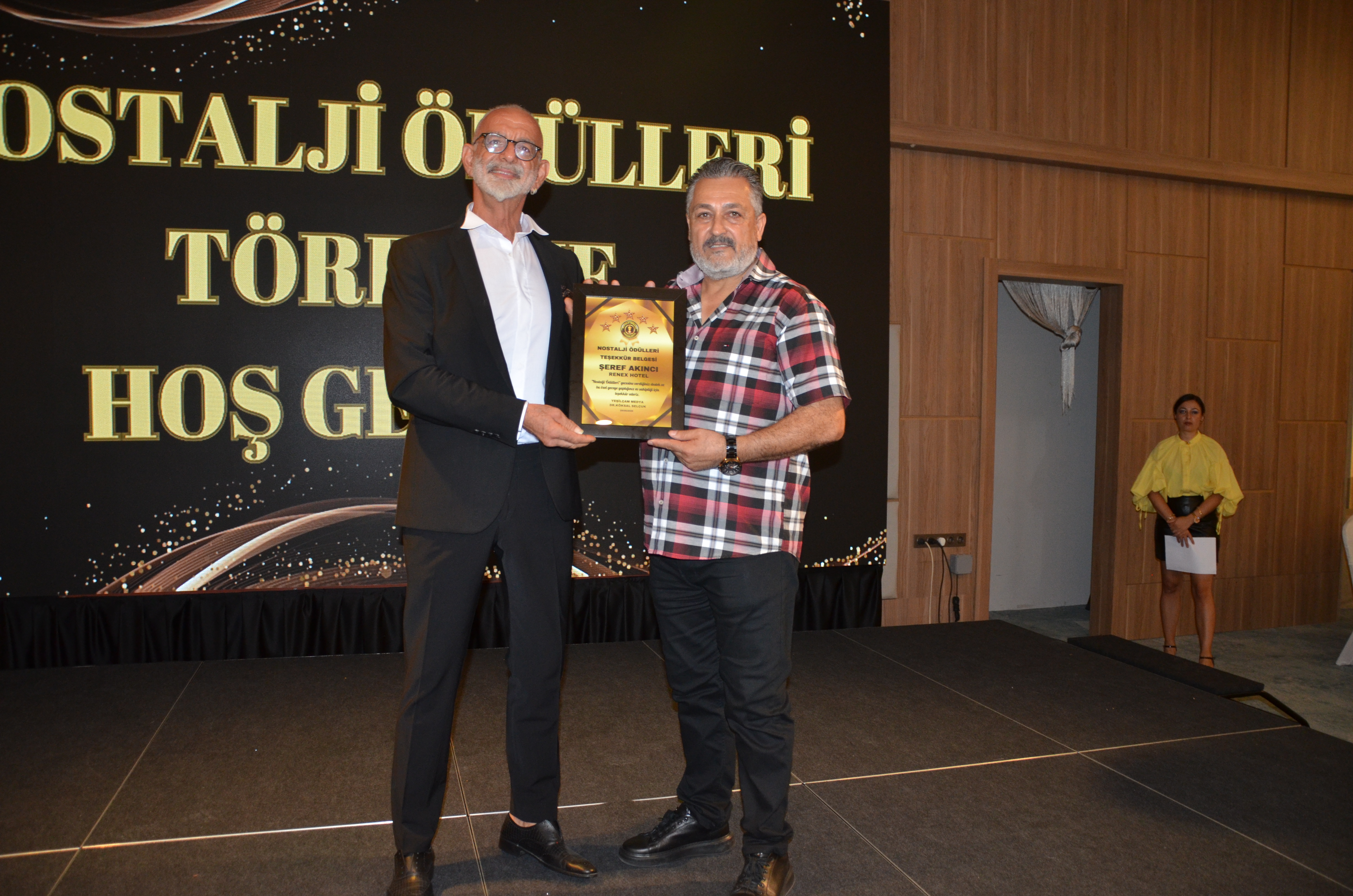 Nostalji Ödülleri’nde Şeref Akıncı’ya Teşekkür Belgesi