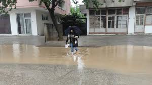 Bursa'nın Kestel ilçesinde etkili olan sağanak nedeniyle bazı ev ve iş yerlerini su bastı, yollar göle döndü.