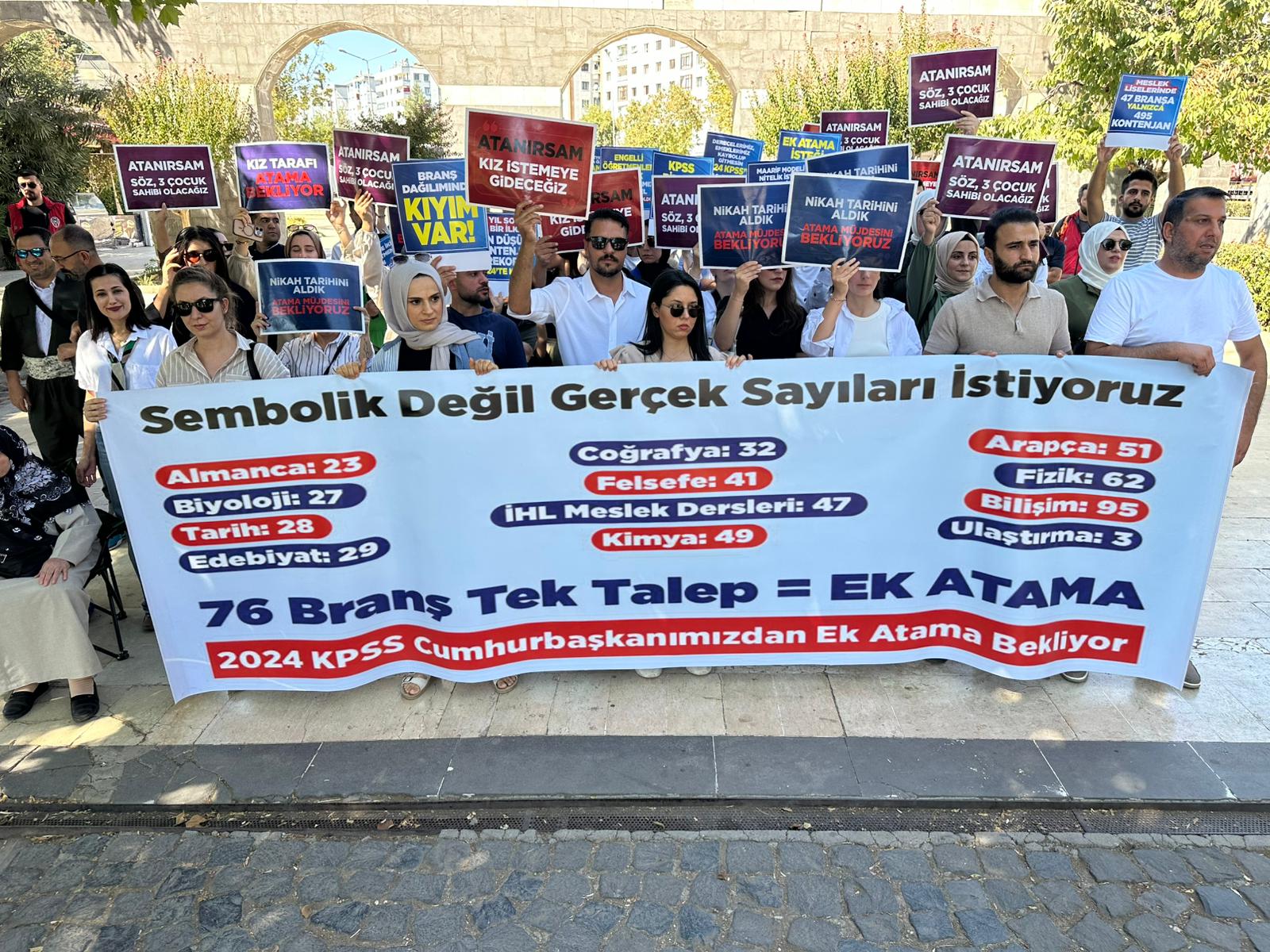 DİYARBAKIR'DA ATANAMAYAN ÖĞRETMENLER EYLEM YAPTI, MEMUR SEN DESTEK VERDİ