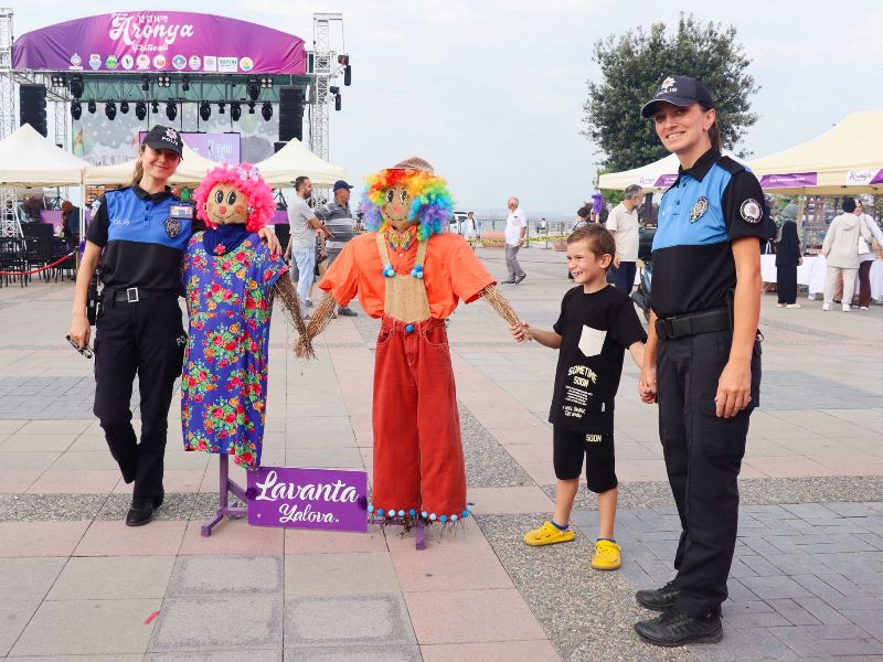 Yalova Emniyet Müdürlüğü, Aronya ve Tıbbi Aromatik Bitkiler Festivali’nde Vatandaşlarla Bir Araya Geldi