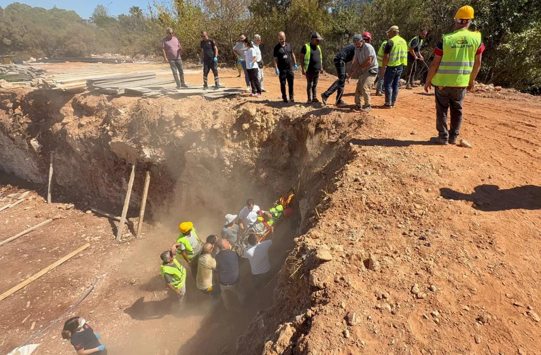 Akdeniz Üniversitesi inşaatında çalışan işçi 5 metre yüksekten düşerek yaralandı