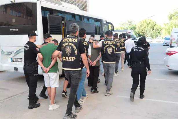 Antalya'da Silahlı Suç Örgütüne Eş Zamanlı Operasyon