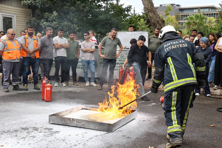 Antalya Büyükşehir, çalışanlarına yangın eğitimi ve tatbikat