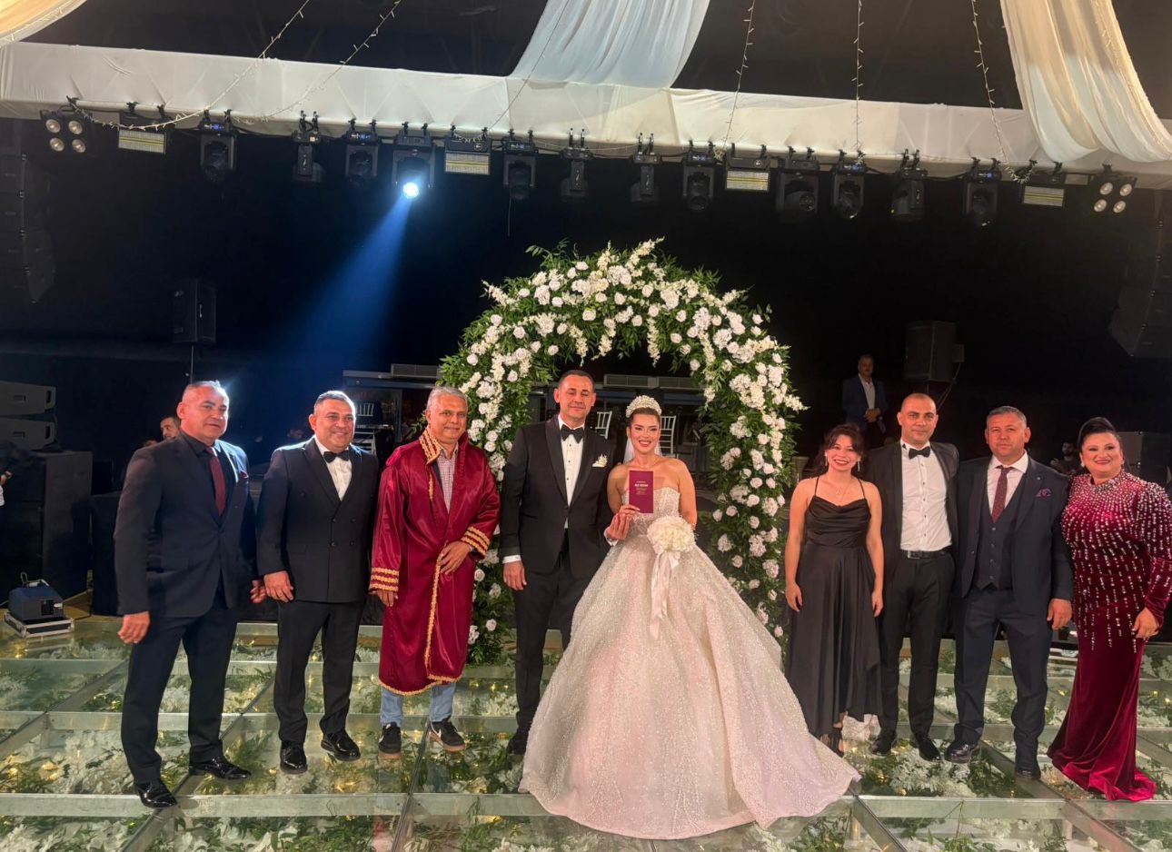 Antalya’da Yılın Düğünü: Bekir Kır ve Aysel İnce Cam Piramit’te Muhteşem Bir Törenle Evlendi