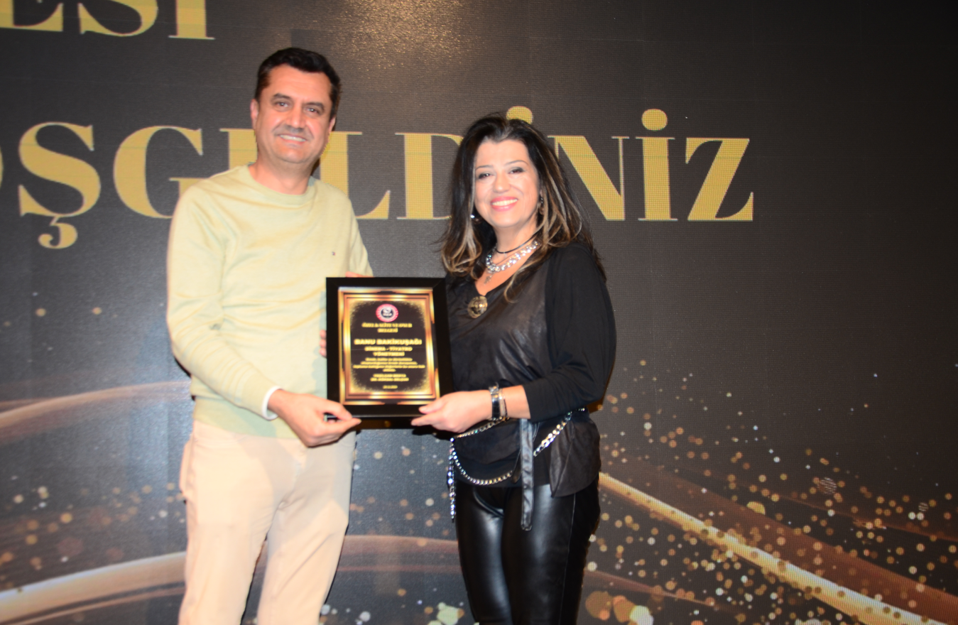 Sinema ve Tiyatro Yönetmeni Banu Bakikuşağı’na Özel Kalite ve Onur Belgesi Takdim Edildi