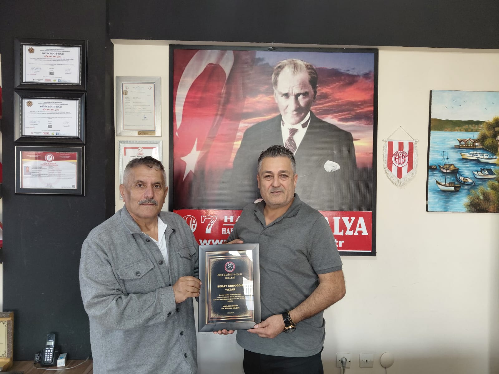 Yazar Sedat Erdoğdu’ya Özel Kalite ve Onur Belgesi Takdim Edildi