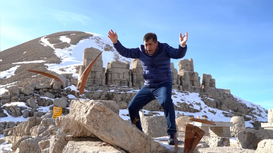 Nemrut Dağı’nda türkücü Aydın Aydın yapay zekânın meslekleri tehdit ettiği gerekçesiyle sazını taşlara vurarak parçaladı