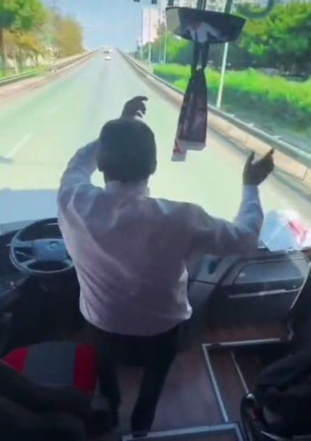 Koltuktan Kalkıp Oynayınca Başına İş Açtı!