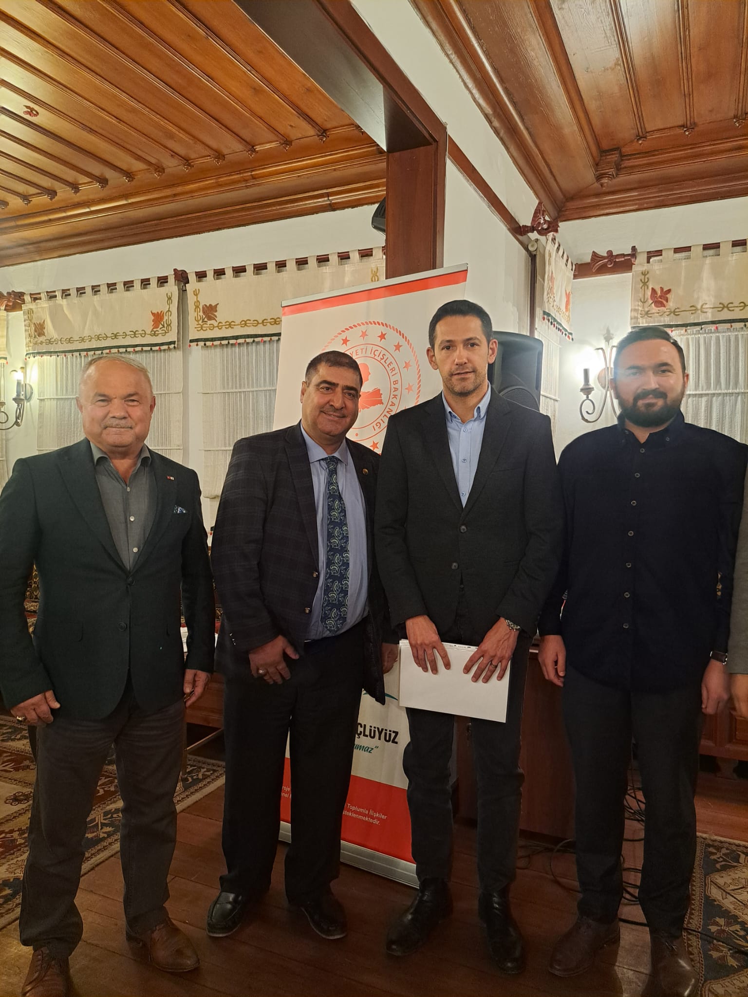 İDARECİ VE BÜROKRATLAR BİRLİĞİ DERNEĞİ GELENEKSEL DOST MECLİSİ BULUŞMALARI TERÖRSÜZ TÜRKİYE VE ORTADOĞU KONUSU  ÖZEL VE FARKLI BAKIŞ AÇISIYLA..