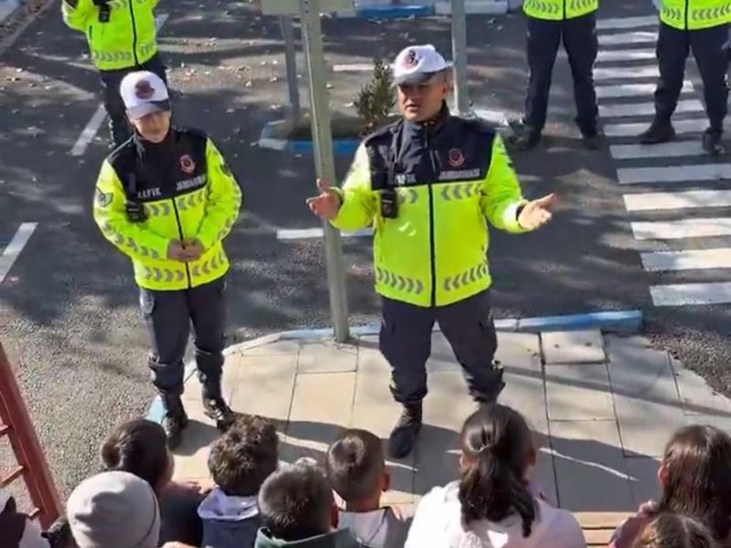 Hakkari Trafik Jandarma Ekipleri, Hazırladıkları Uygulamalı Trafik Parkurunda Geleceğin Yol Kullanıcısı Olan Çocukları Bilinçlendirmeye Devam Ediyor