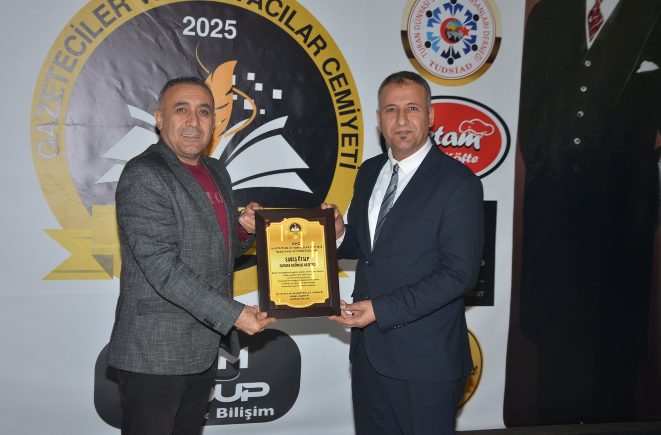 SAVAŞ ÖZALP’E BASIN EMEK VE ONUR ÖDÜLÜ