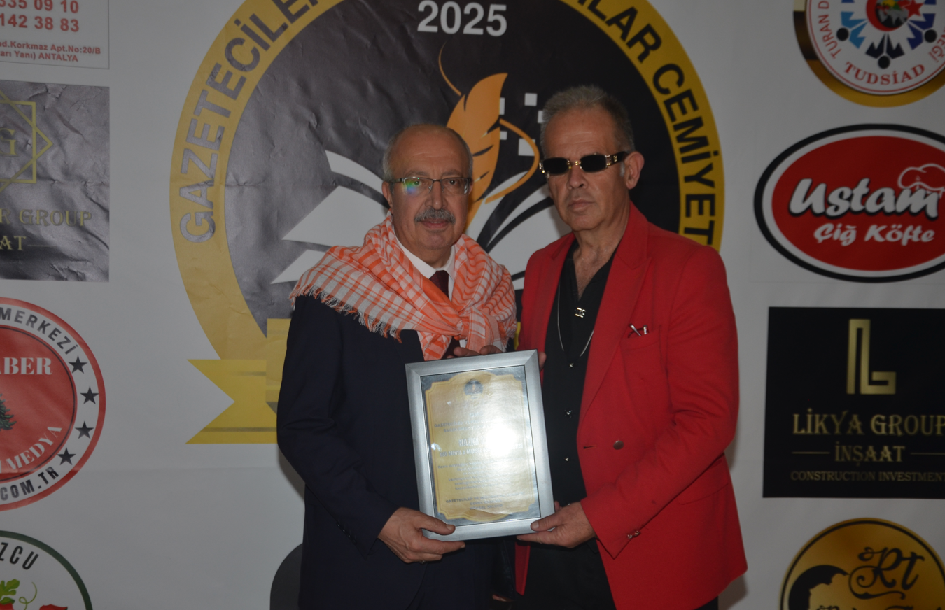 HAZIM ÖZENİR’E BASIN EMEK VE ONUR ÖDÜLÜ