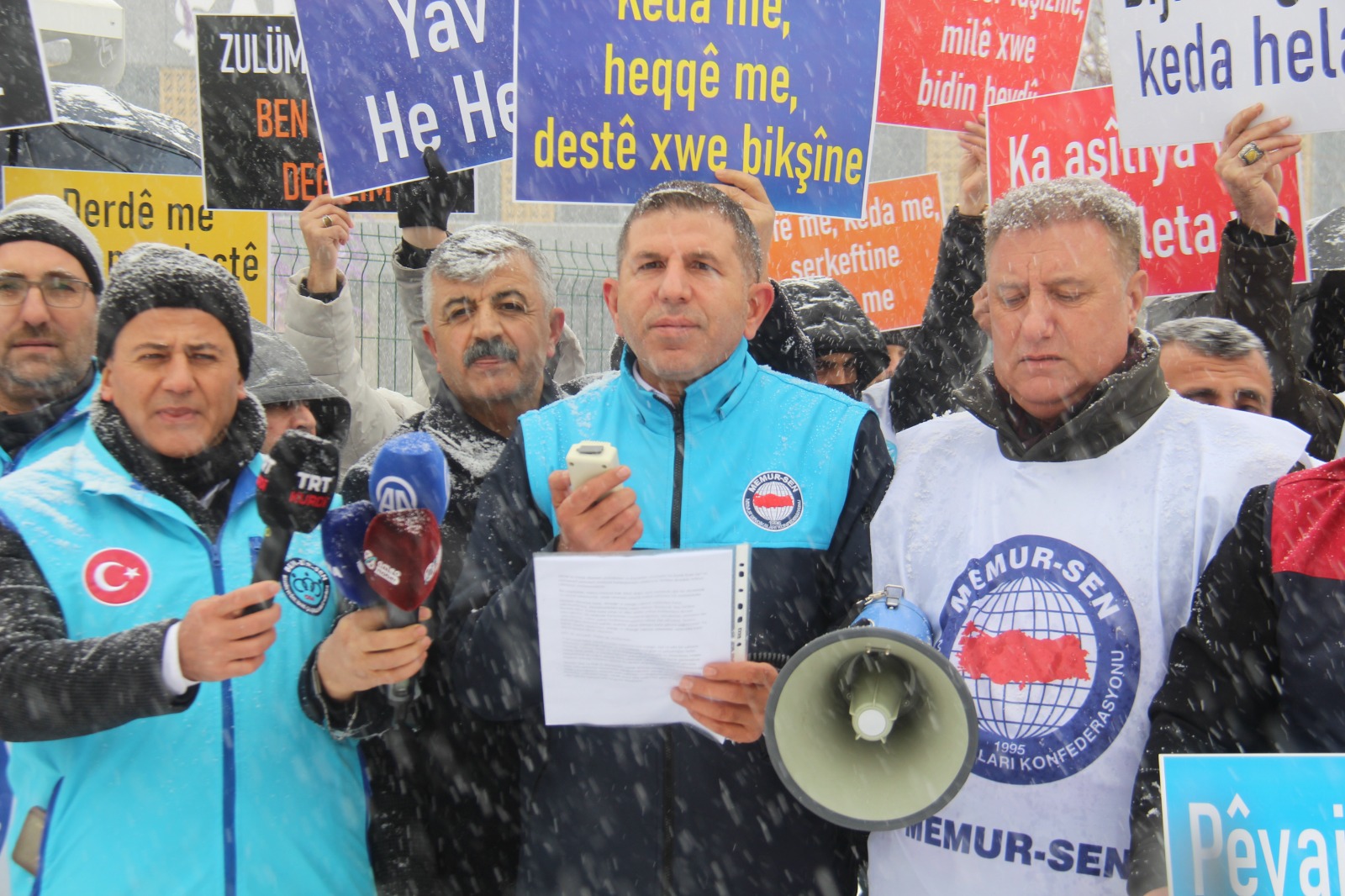 DEM'Lİ BELEDİYELERDE EŞİ BENZERİ GÖRÜLMEMİŞ MEMUR KIYIMI.. 3 GÜNDE 262 MEMUR İŞTEN ATILDI.. YOĞUN KAR ALTINDA PROTESTO