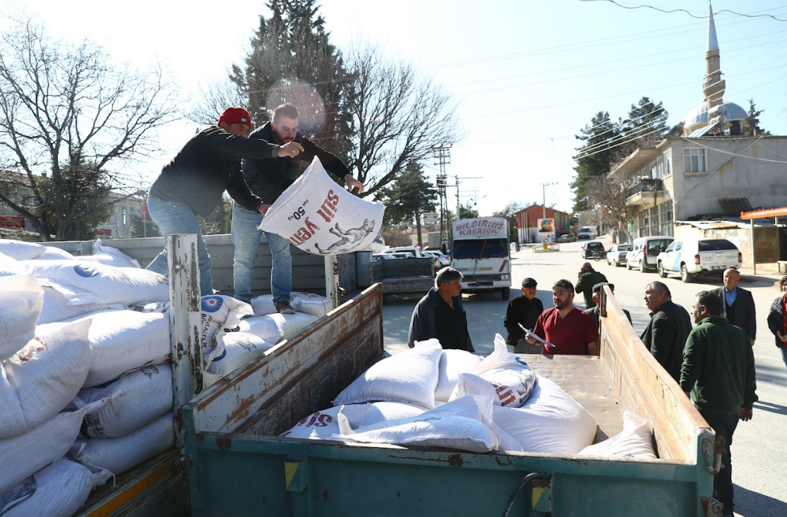 Büyükşehir'den 2025 yılında hayvancılığa 503 bin 625 kg yem desteği