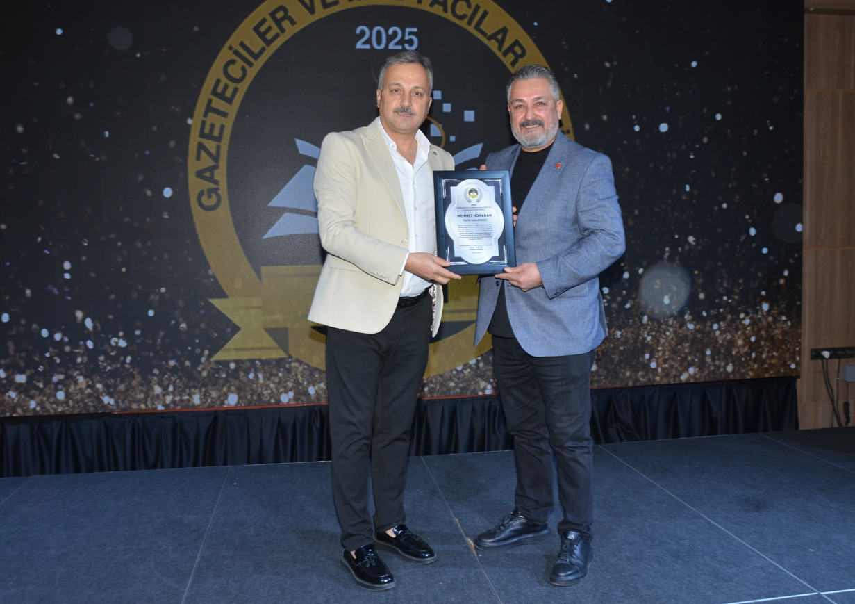Mehmet Koparan’a “Yılın Sanatçısı” Plaketi