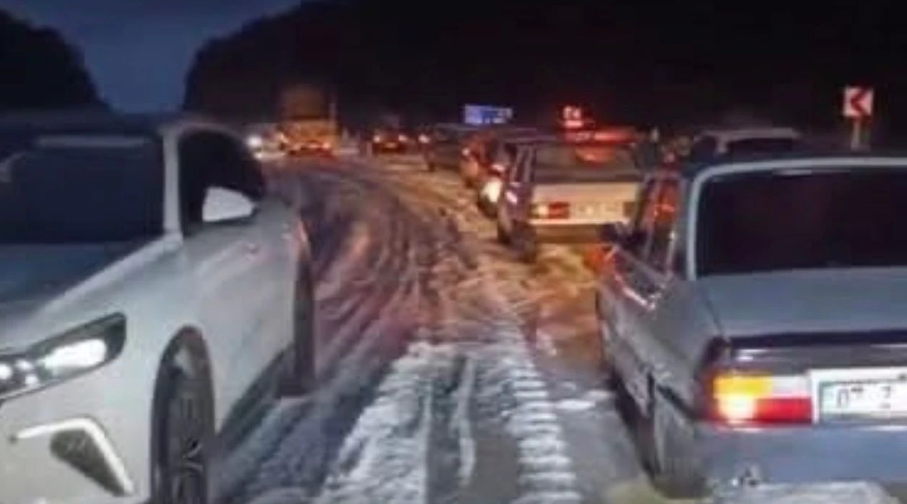 Kaş–Demre kara yolunda dolu ulaşımı aksattı