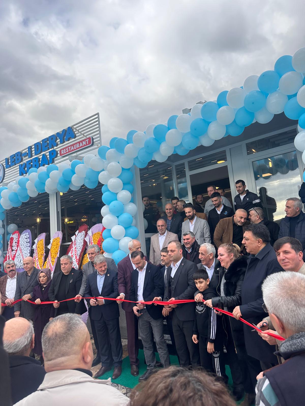 MANŞET: Lebi Derya Kebap Salonu Hereke’de Kapılarını Açtı Kazım Kaya: “Denizle lezzeti aynı sofrada buluşturuyoruz” ALTMANŞET: 1998 yılından bu yana kebap ustalığıyla tanınan Kazım Kaya tarafından Hereke’de hayata geçirilen Lebi Derya Kebap Salonu, deniz 