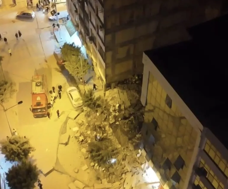 Hatay'da yıkılan bina korku yarattı