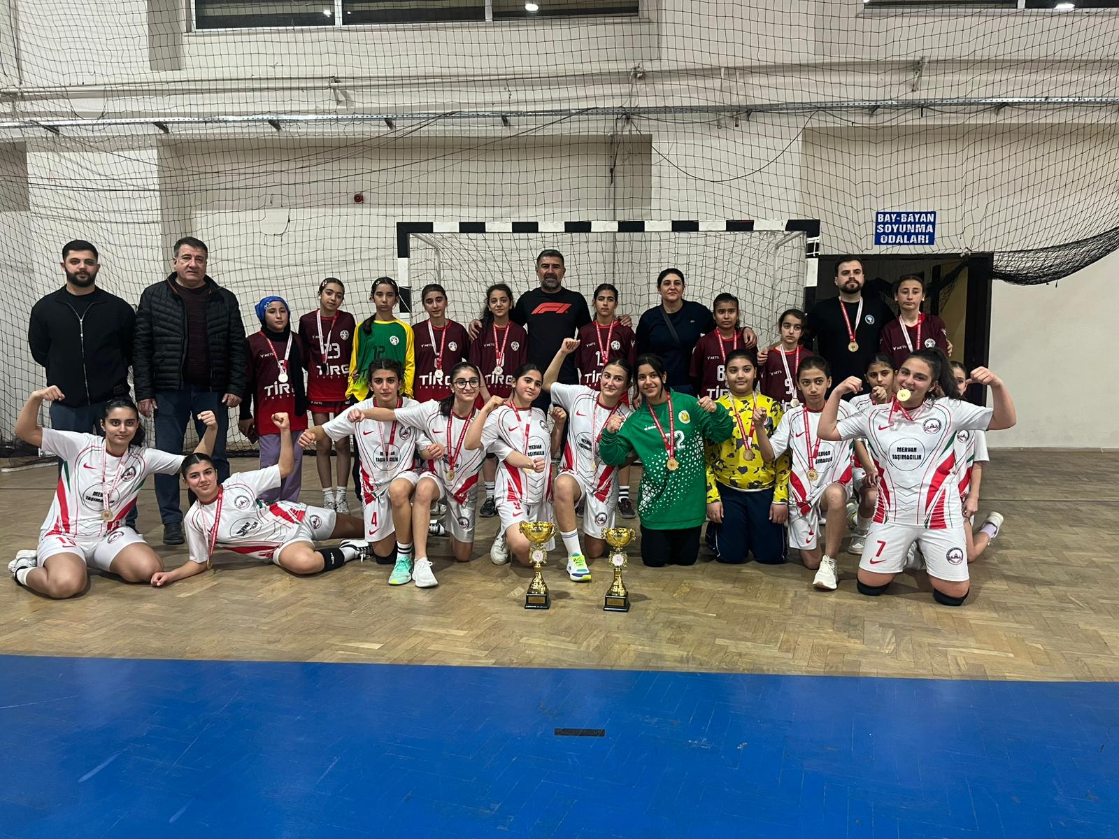 Kayapınar Şehit Şeyhmus Karakut Ortaokulu Hentbolda da Zirvede