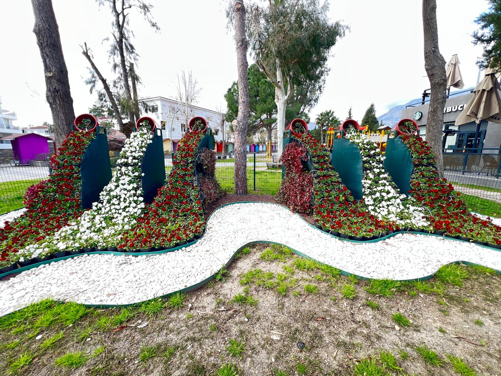 Kemer’de yeşil alanlarda bakım çalışması