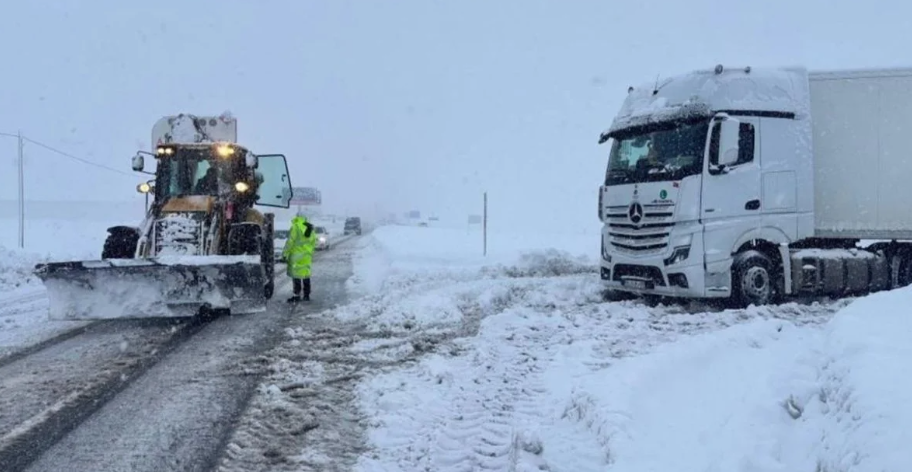 Kar ve tipi ulaşımı kilitledi: Çok sayıda yol kapalı