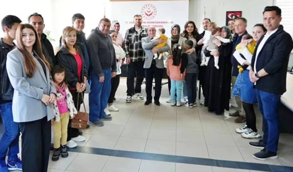 Antalya’da 10 çocuk yeni ailesine kavuştu