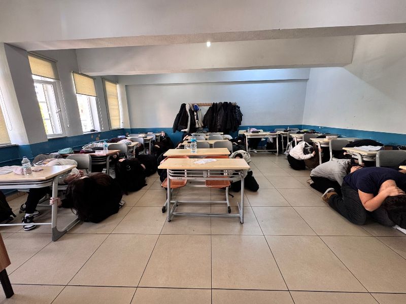 AFAD Tekirdağ Eğitmenleri Tarafından Öğretmen ve Öğrencilere Temel Afet Bilinci Eğitimi Verilerek Tatbikat Gerçekleştirildi