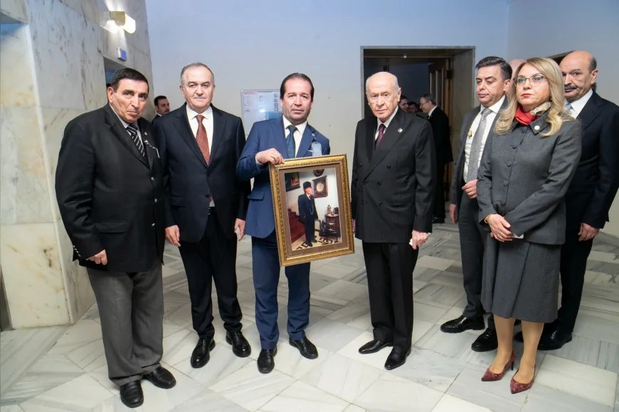 MHP Genel Başkanı Devlet Bahçeli’ye Emel Çardak’ın hazırladığı özel tablo Ankara’da teslim edildi