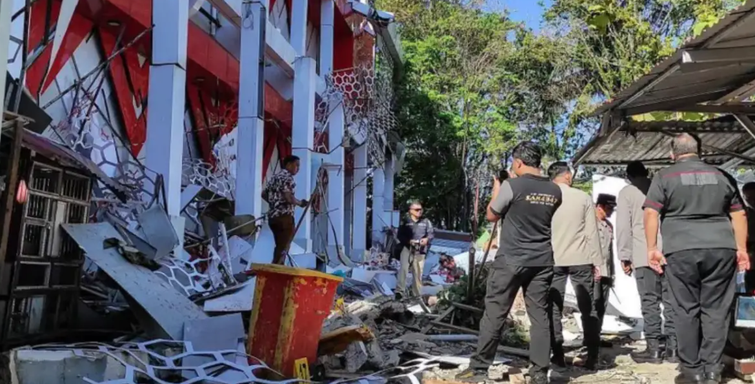 Endonezya’da 7,4 büyüklüğünde deprem: 1 kişi hayatını kaybetti