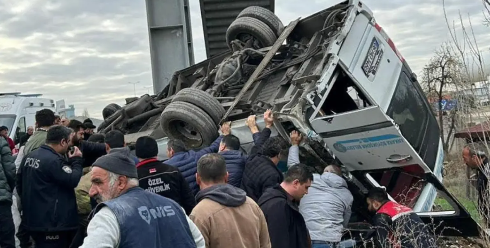 Ankara'da kaza: Minibüs üst geçide çarptı; 5 ölü, 14 yaralı