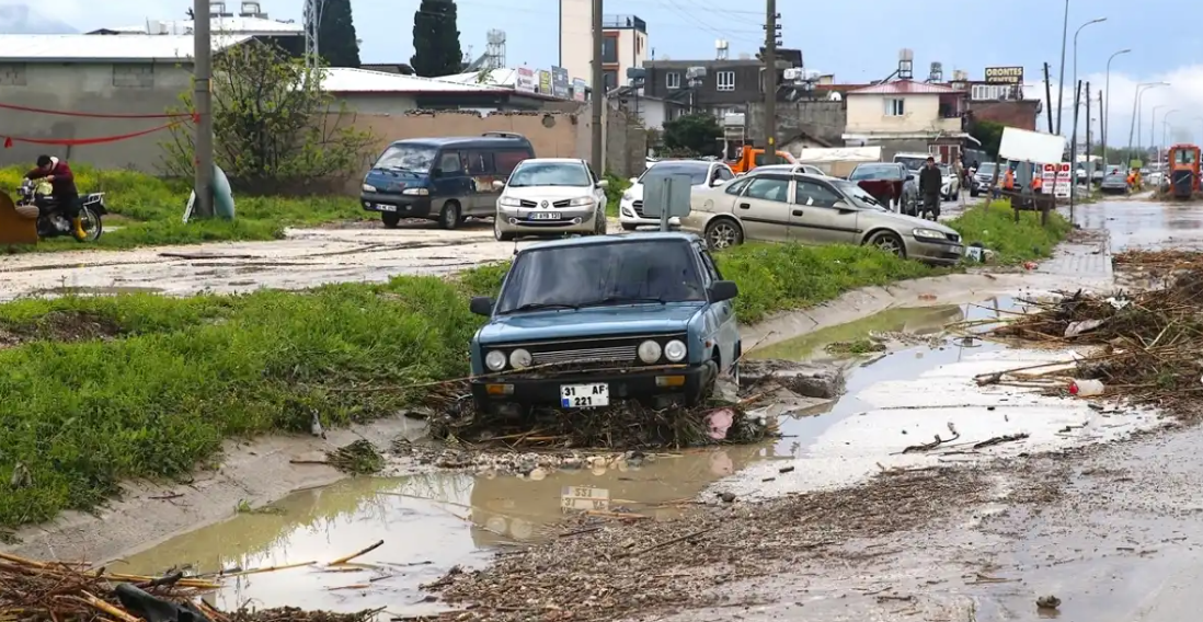 Sağanak yağış, Hatay’da cadde ve sokakları göle çevirdi