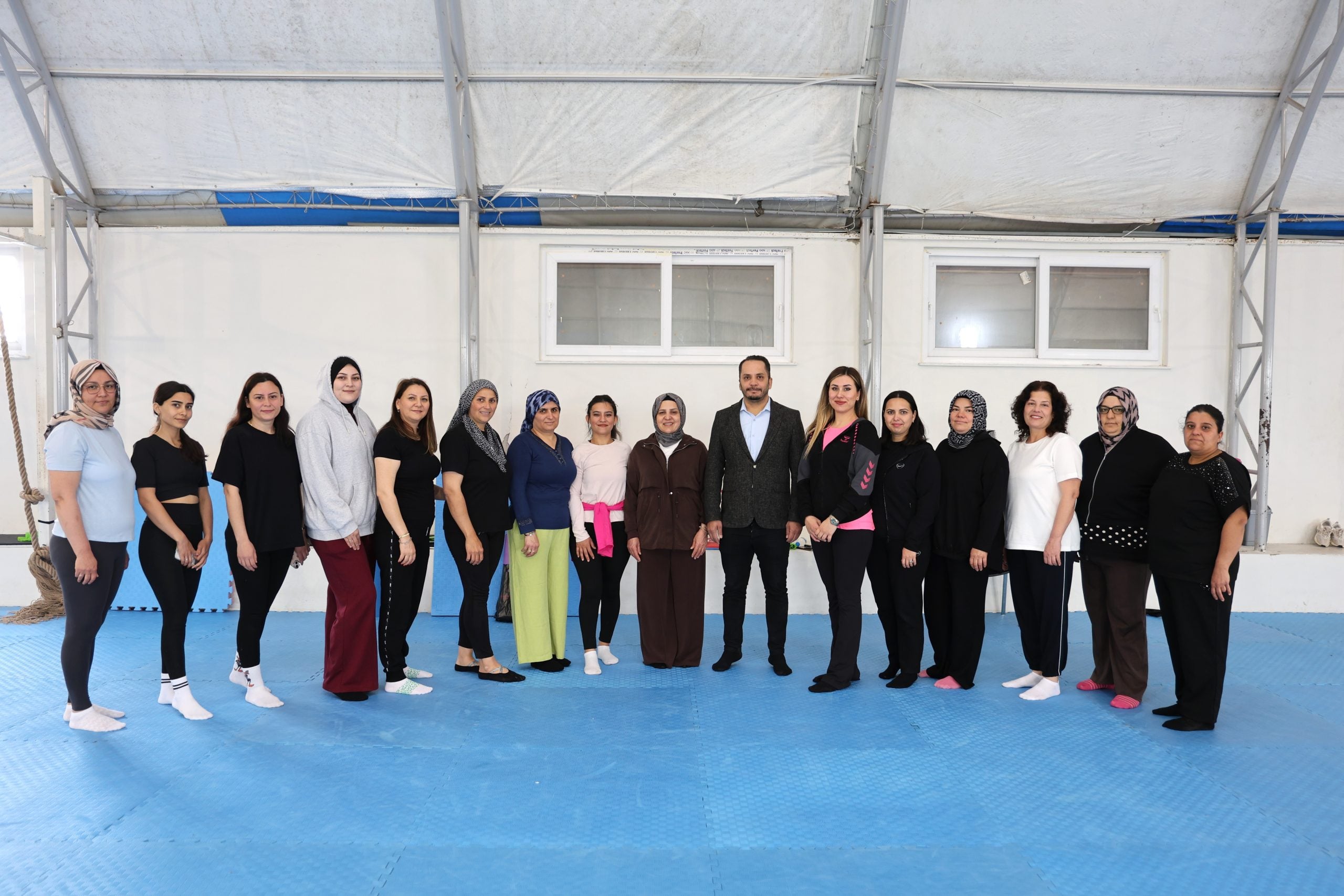 AKSU BELEDİYESİ’NDEN SAĞLIKLI YAŞAMA DESTEK: EMİNE YILDIRIM KADINLARLA PİLATES YAPTI