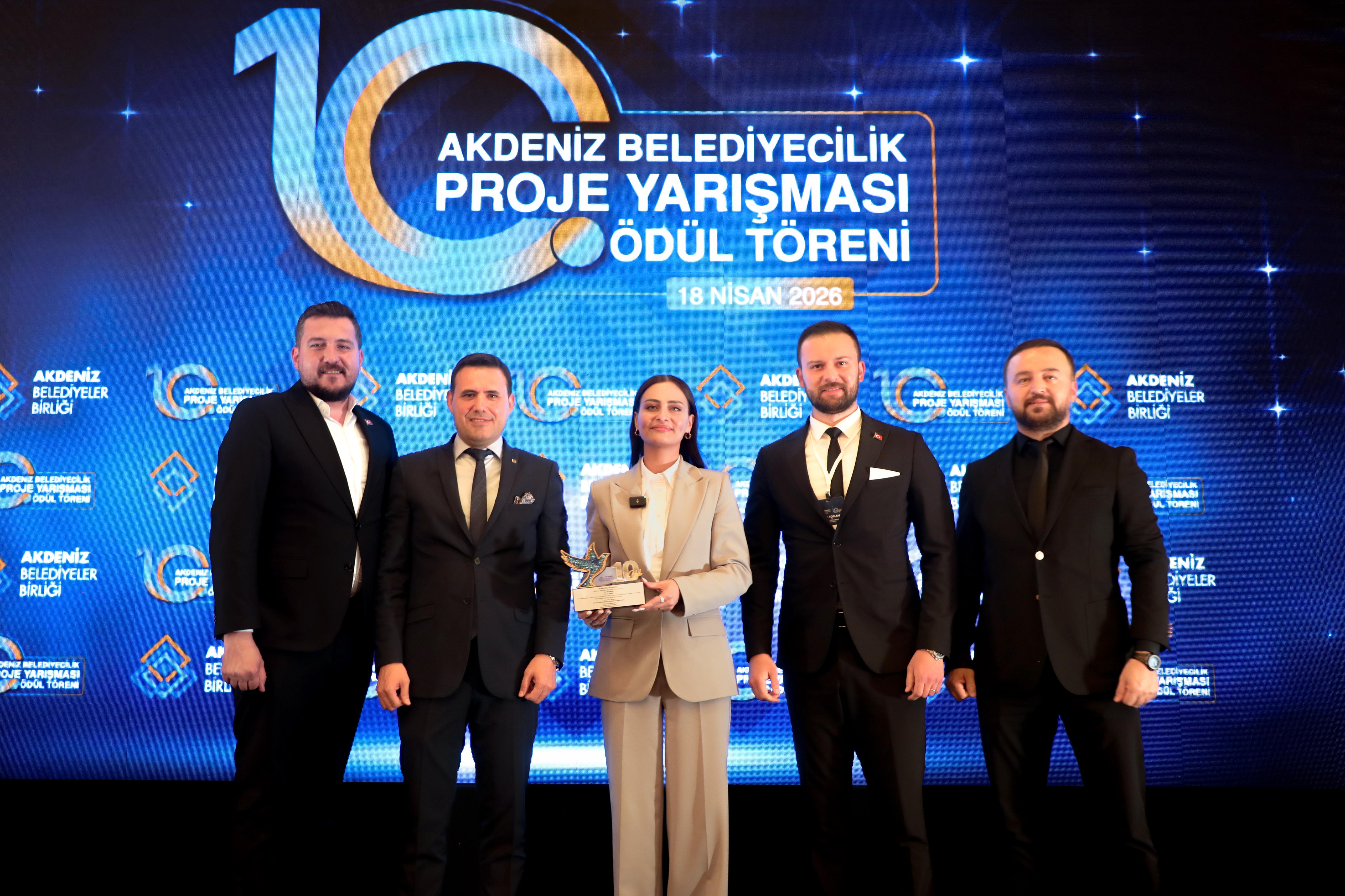 KORKUTELİ BELEDİYESİ’NİN “ANNE TAKSİ” PROJESİNE AKDENİZ BELEDİYELER BİRLİĞİN’DEN BÜYÜK ÖDÜL