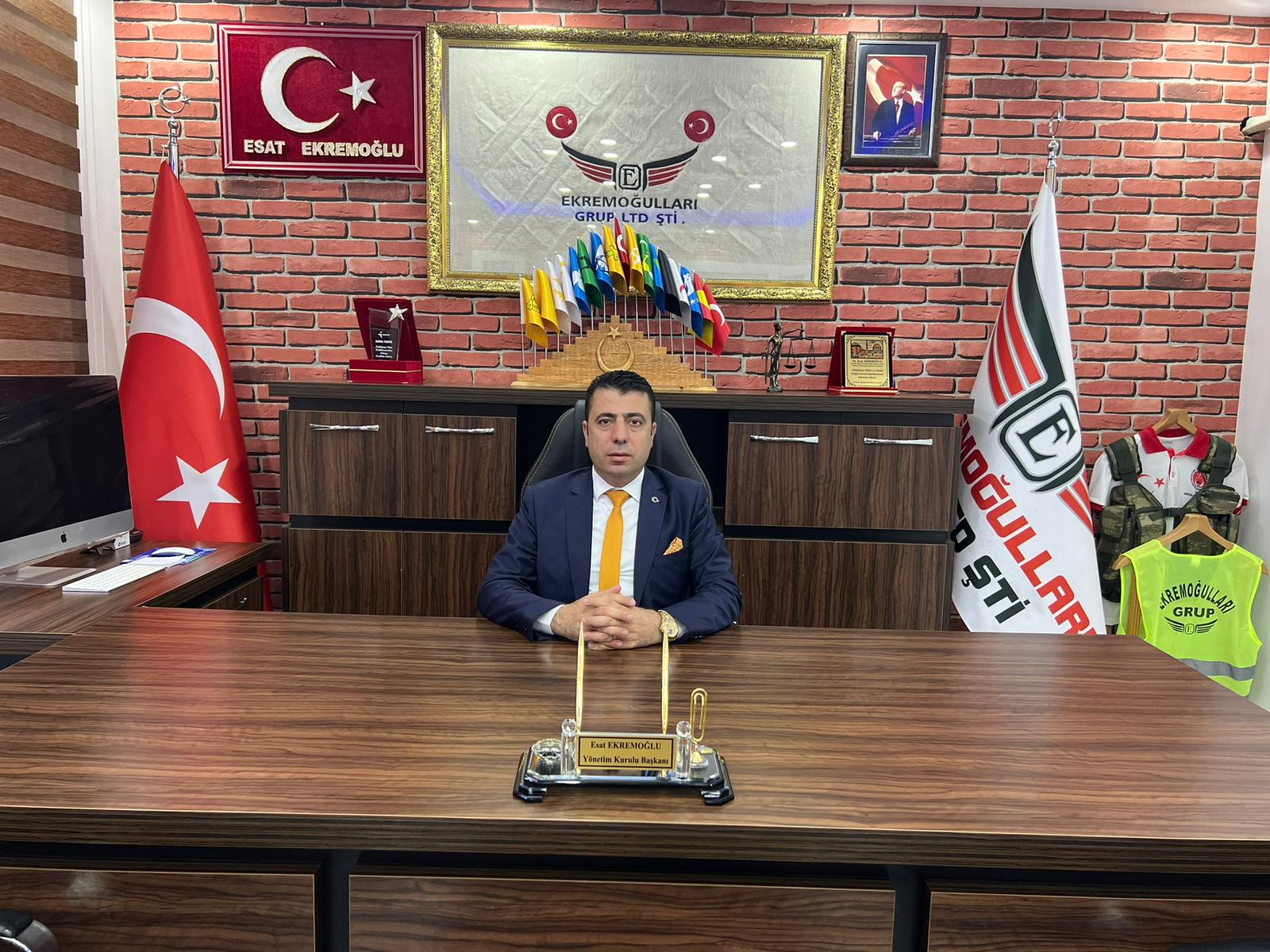 Esat Ekremoğlu Kimdir?