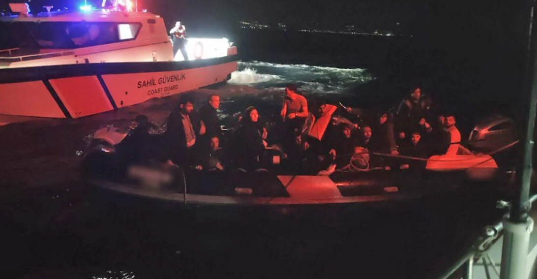 İzmir açıklarında 2’si çocuk 24 düzensiz göçmen yakalandı