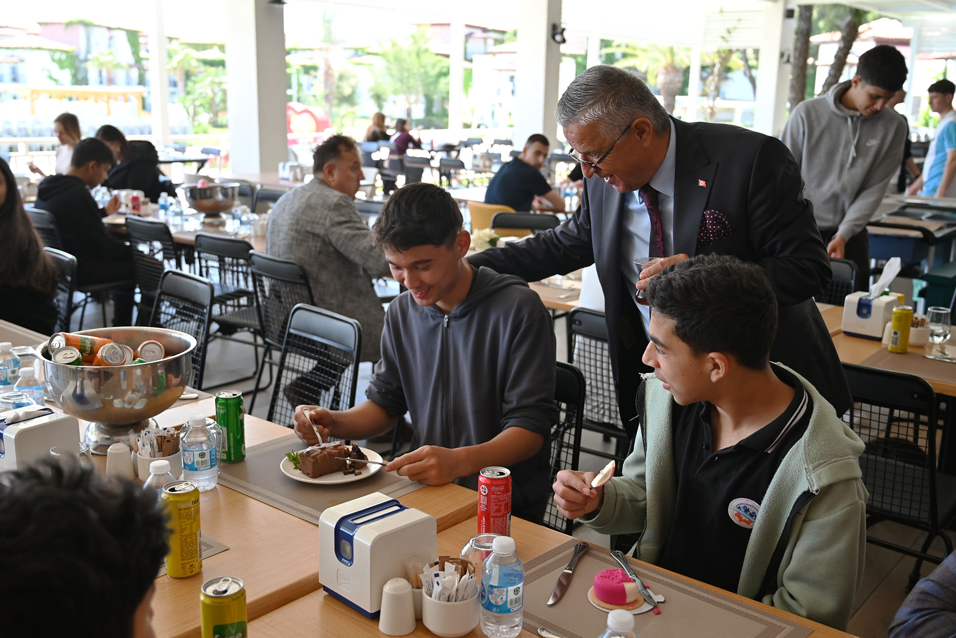 Öğrencilere önce yemek sonra zirvede kar keyfi