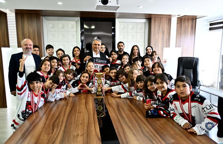 Muratpaşa Belediyespor Kulübü sporcularından Başkan Uysal’a ziyaret