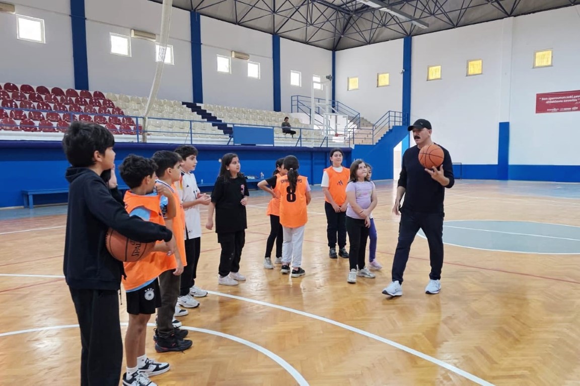 Konyaaltı'nda basketbol heyecanı: Başkan Cem Kotan çocuklarla pota altında buluştu