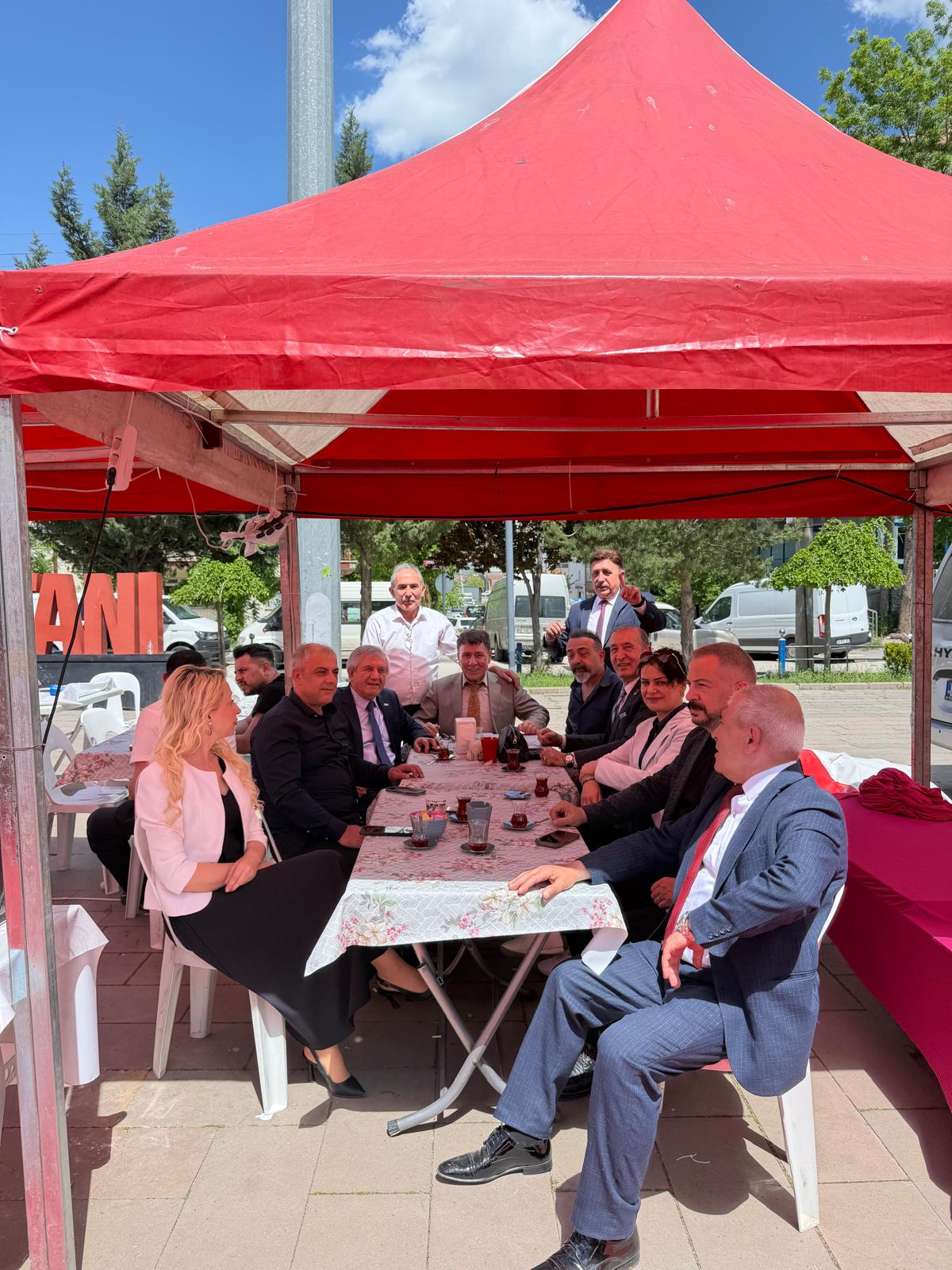 ANADOLU BİRLİĞİ PARTİSİ GENEL BAŞKANI BEDRİ YALÇIN’A KAHRAMANKAZAN’DA YOĞUN İLGİ