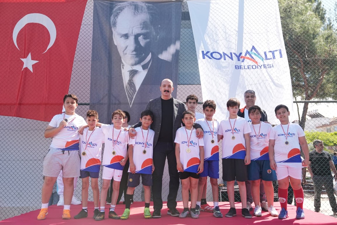 Minik sporculara madalyalarını Başkan Kotan verdi