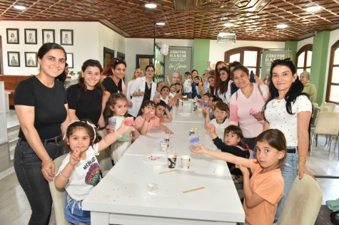 Kepez’de anne ve çocuklar renkli mum atölyesinde buluştu