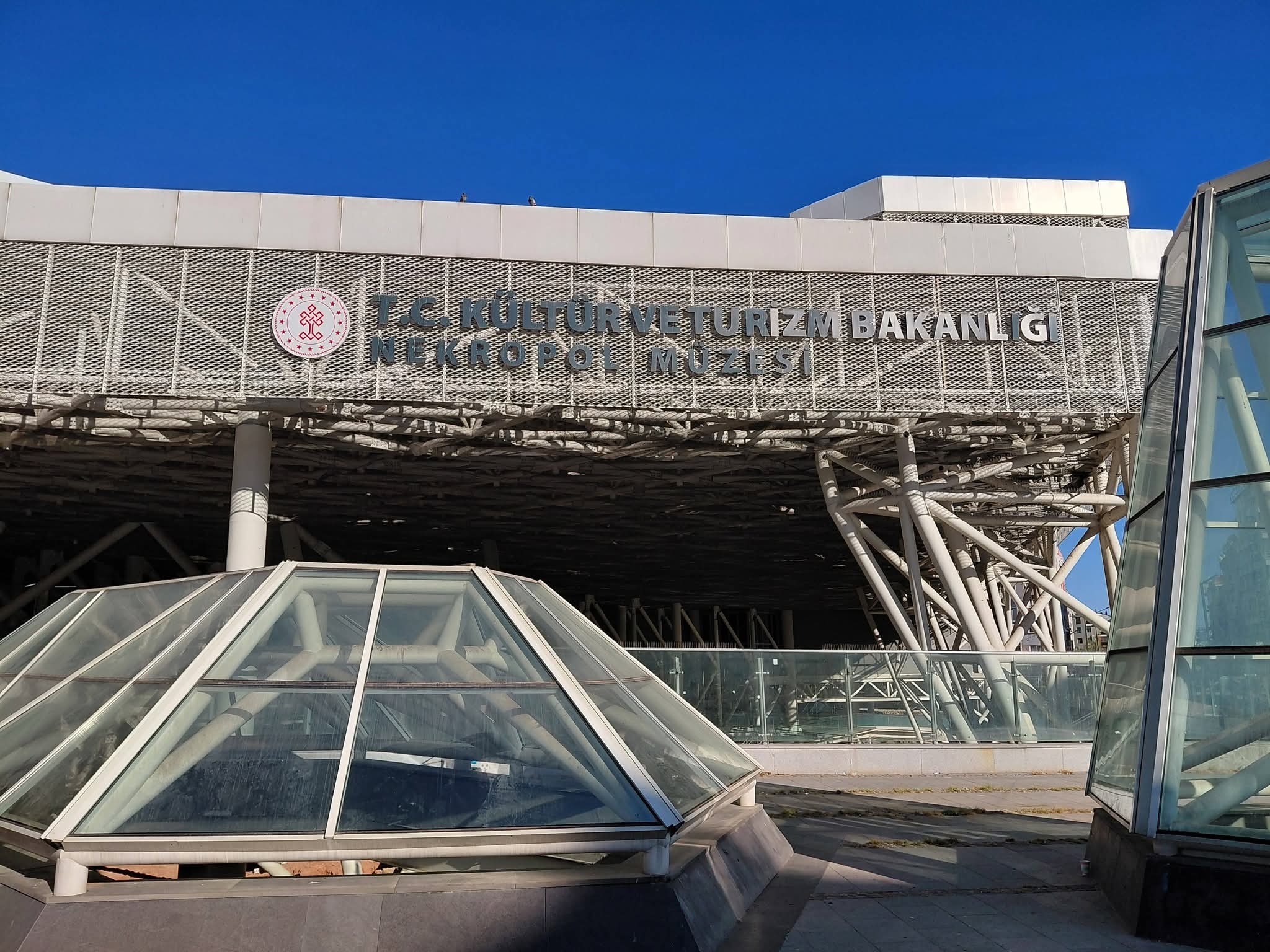 TARİHİ ALANA YAKIŞMAYAN GÖRÜNTÜ: KUŞLAR TEL ÖRGÜLERE TAKILIP ÖLÜYOR!