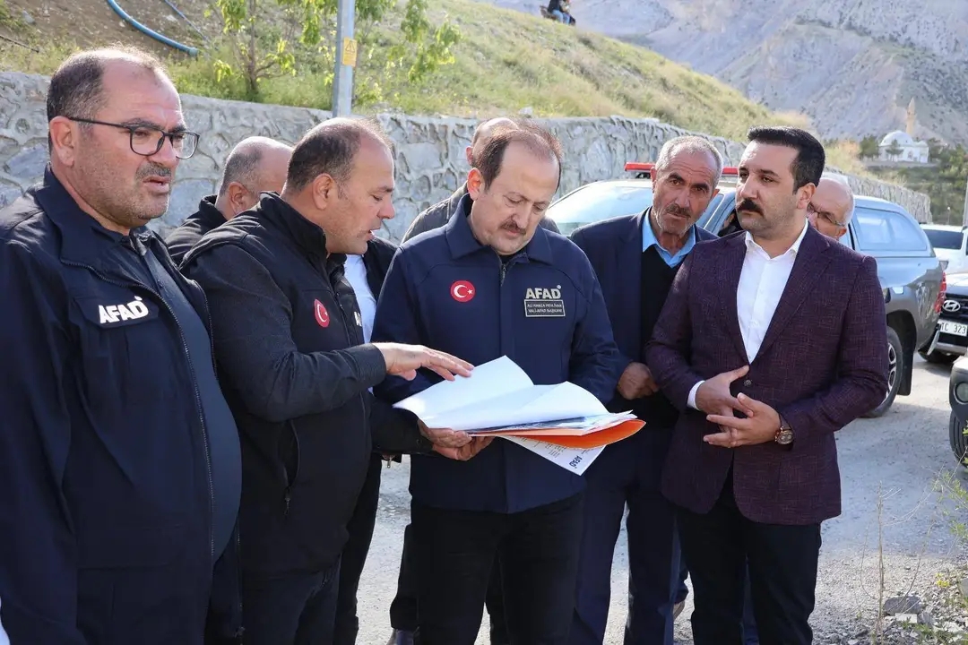 AFAD Başkanı Vali Ali Hamza Pehlivan Erzurum’daki heyelan bölgesinde incelemelerde bulundu