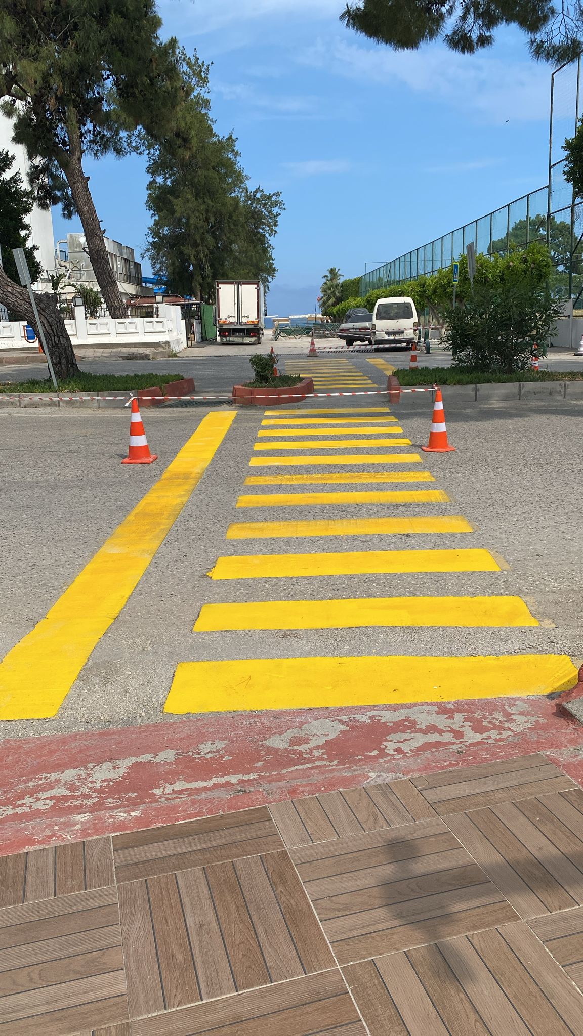 Kemer’deki yaya geçitleri boyanıyor