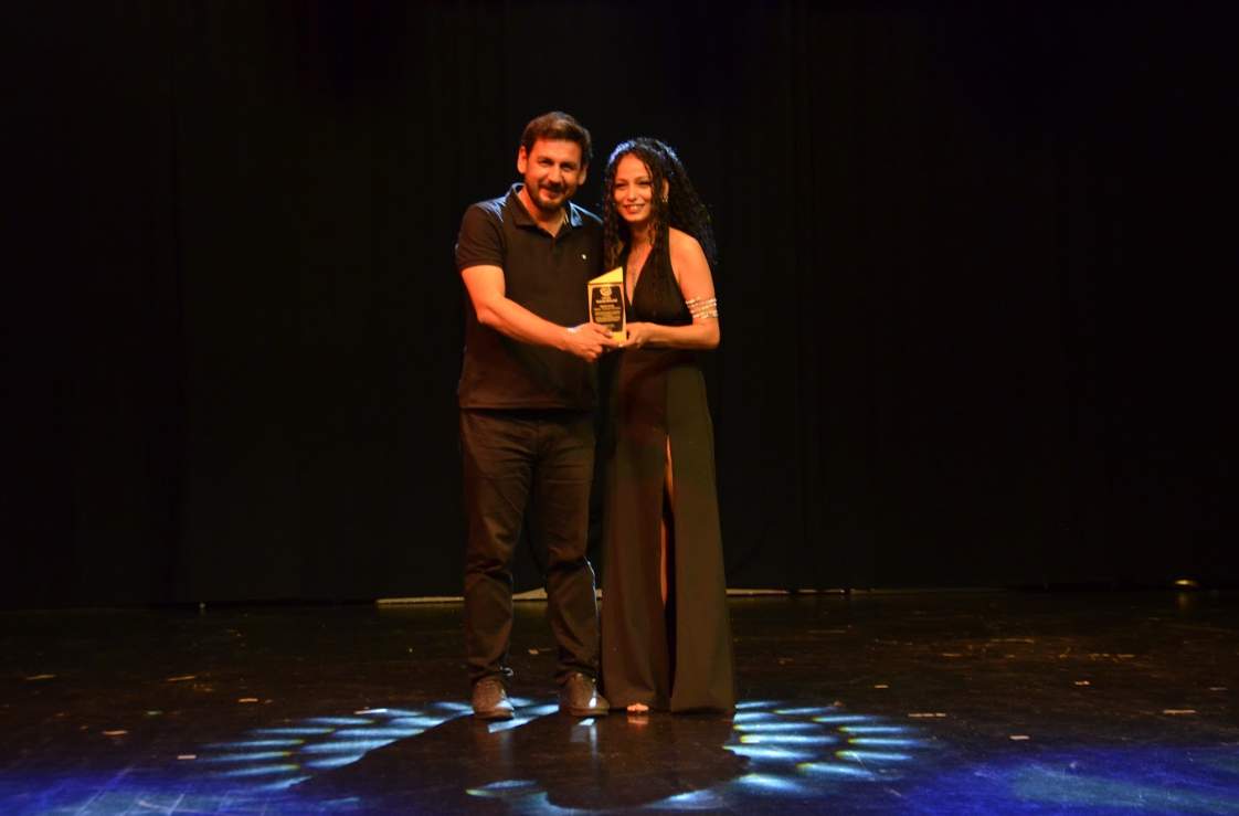 MODEL VE TİYATRO OYUNCUSU MELİS ADAŞ’A ULUSAL BAŞARI ÖDÜLÜ