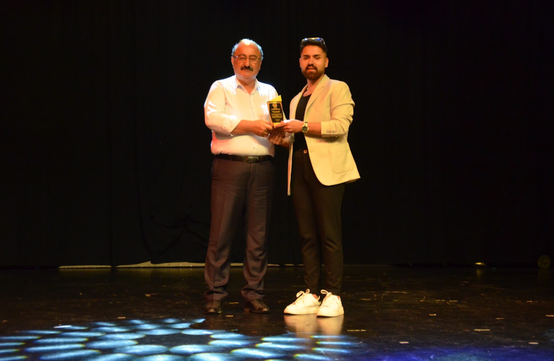 GÜZELLİK UZMANI SERHAT ÖZDEMİR’E ULUSAL BAŞARI ÖDÜLÜ